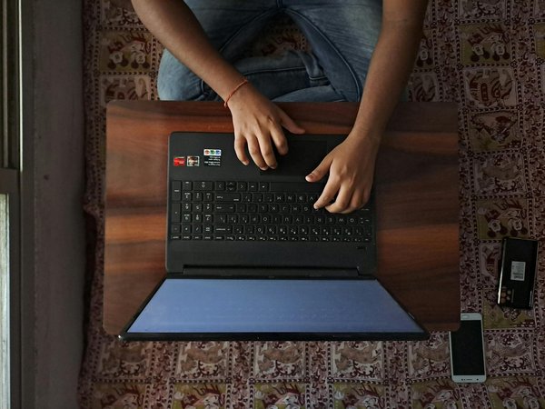 Wie kombiniert man Muster und Farben in der Damenmode?